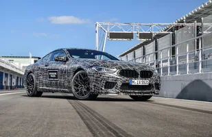 BMW M8 nadjeżdża — zdjęcie 1