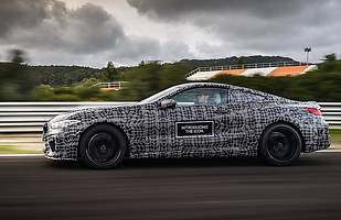 BMW M8 nadjeżdża
