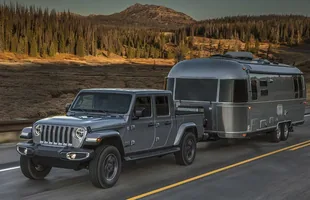 Jeep Gladiator. Nowy pickup amerykańskiej legendy — zdjęcie 6