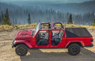 Jeep Gladiator. Nowy pickup amerykańskiej legendy — zdjęcie 12