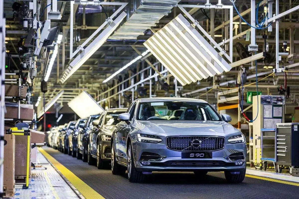 100 tys. Volvo S90 z Chin