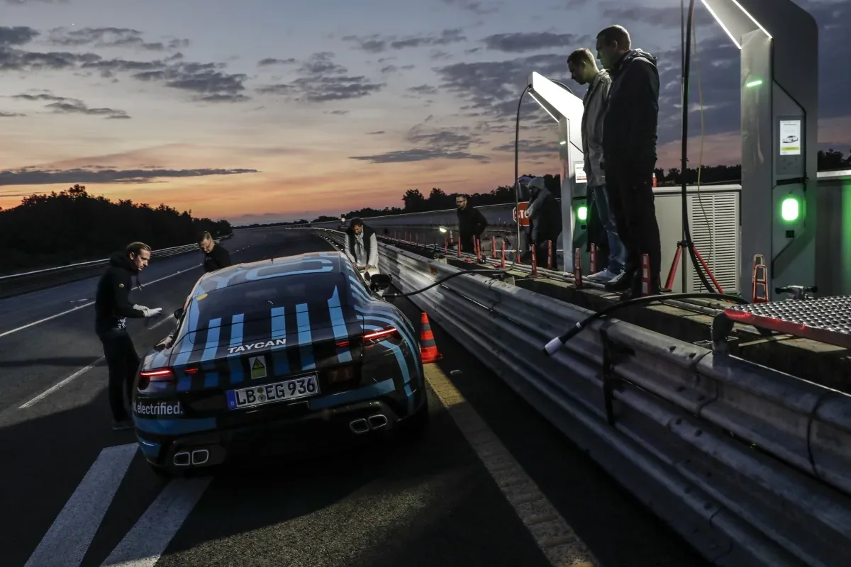 Porsche Taycan na torze Nardo
