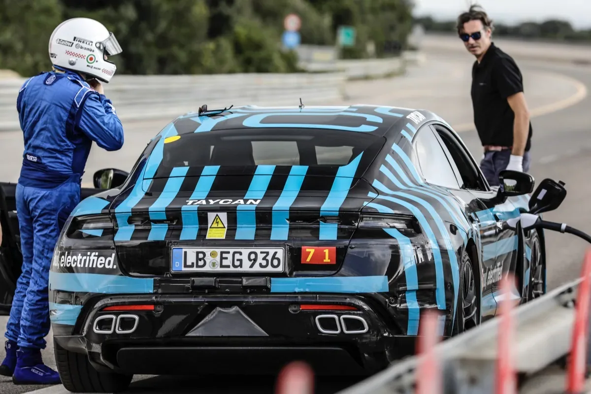 Porsche Taycan na torze Nardo