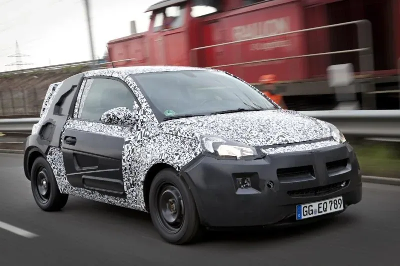 Opel Adam w kamuflażu