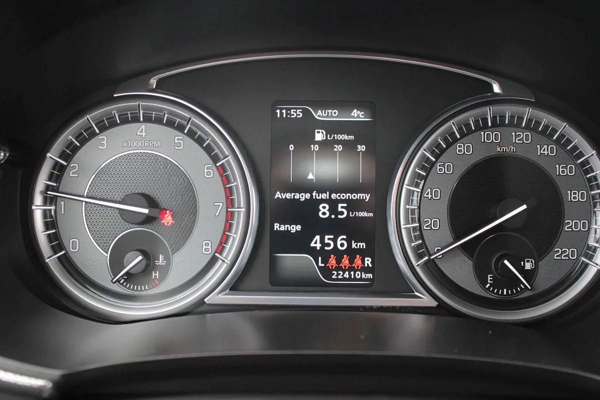 Wynik 8,5 l to efekt szybkiej jazdy autostradowej i testowania możliwości różnych konfiguracji napędu. W rzeczywistości dość łatwo zejść do poziomu ok. 7,5 l/100 km.