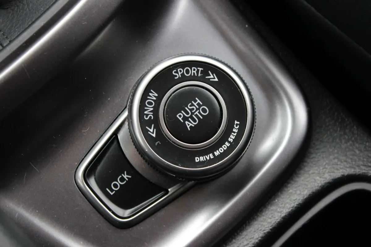 W autach z napędem AllGrip kierowca ma do wyboru trzy trzyby jazdy: automatyczny, śnieg i sport. Może też "zblokować" napęd 4x4 przy niewielkich prędkościach.