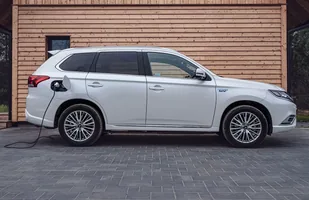 Odświeżony Mitsubishi Outlander PHEV już w Polsce — zdjęcie 3