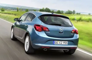 Opel Astra po liftingu. Z mocnym dieslem — zdjęcie 10