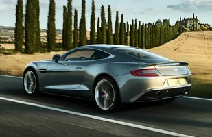Piękny Aston Martin Vanquish — zdjęcie 2