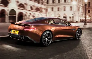Piękny Aston Martin Vanquish — zdjęcie 8