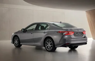 Toyota Camry po liftingu — zdjęcie 2