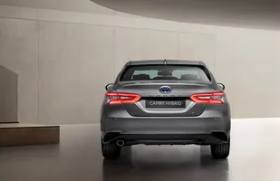 Toyota Camry po liftingu — zdjęcie 3