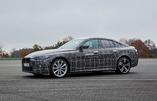 BMW i4 nadjeżdża
