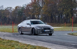 BMW i4 nadjeżdża