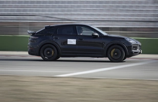 Nadjeżdża Porsche Cayenne Turbo S!