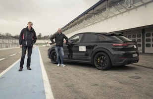 Nadjeżdża Porsche Cayenne Turbo S!