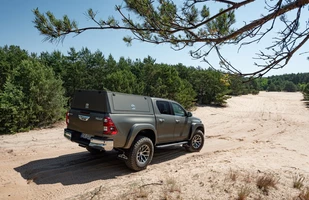Toyota Hilux Arctic Trucks. Wyprawowy pickup w polskich salonach