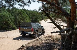 Toyota Hilux Arctic Trucks. Wyprawowy pickup w polskich salonach