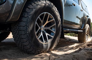 Toyota Hilux Arctic Trucks. Wyprawowy pickup w polskich salonach