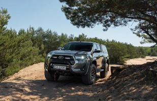Toyota Hilux Arctic Trucks. Wyprawowy pickup w polskich salonach