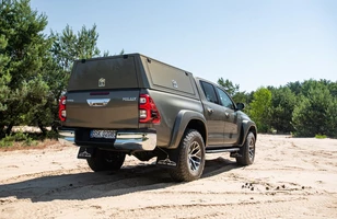 Toyota Hilux Arctic Trucks. Wyprawowy pickup w polskich salonach