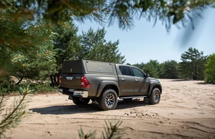 Toyota Hilux Arctic Trucks. Wyprawowy pickup w polskich salonach