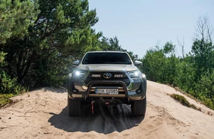 Toyota Hilux Arctic Trucks. Wyprawowy pickup w polskich salonach