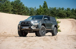 Toyota Hilux Arctic Trucks. Wyprawowy pickup w polskich salonach
