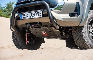 Toyota Hilux Arctic Trucks. Wyprawowy pickup w polskich salonach