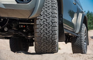 Toyota Hilux Arctic Trucks. Wyprawowy pickup w polskich salonach