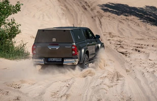Toyota Hilux Arctic Trucks. Wyprawowy pickup w polskich salonach