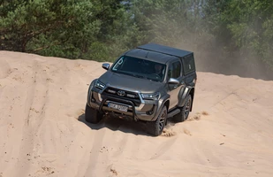 Toyota Hilux Arctic Trucks. Wyprawowy pickup w polskich salonach