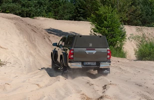 Toyota Hilux Arctic Trucks. Wyprawowy pickup w polskich salonach