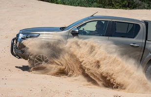 Toyota Hilux Arctic Trucks. Wyprawowy pickup w polskich salonach