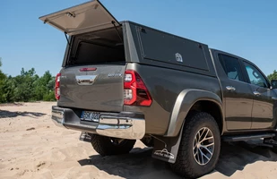 Toyota Hilux Arctic Trucks. Wyprawowy pickup w polskich salonach