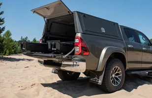 Toyota Hilux Arctic Trucks. Wyprawowy pickup w polskich salonach