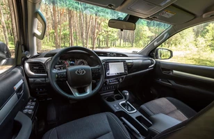 Toyota Hilux Arctic Trucks. Wyprawowy pickup w polskich salonach