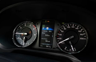 Toyota Hilux Arctic Trucks. Wyprawowy pickup w polskich salonach