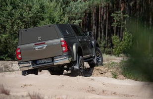 Toyota Hilux Arctic Trucks. Wyprawowy pickup w polskich salonach