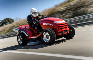 Honda produkuje silniki do urządzeń rolniczych... ;)