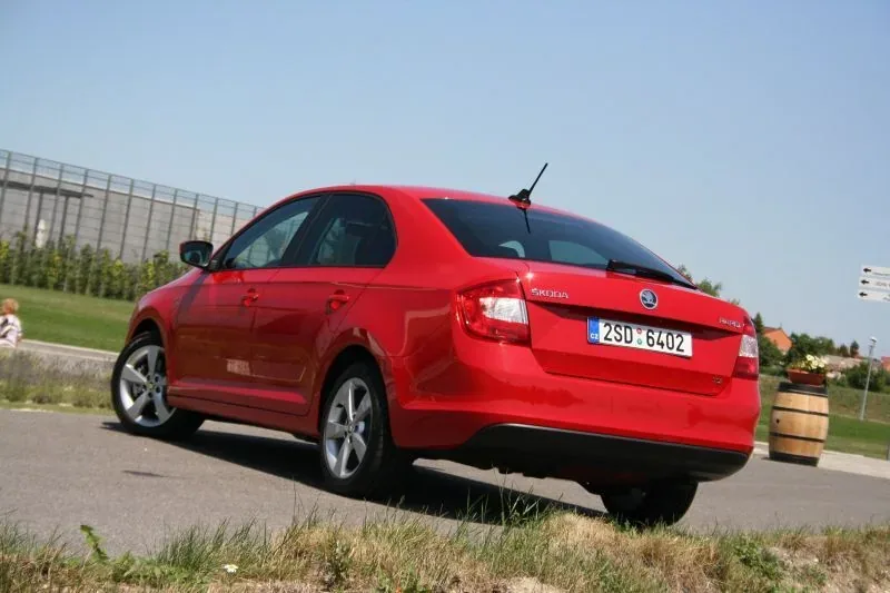 Skoda Rapid może się pochwalić wpadającą w oko sylwetką