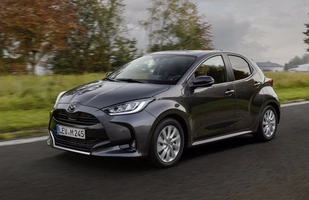 Mazda 2 Hybrid. Tak, to... Toyota Yaris