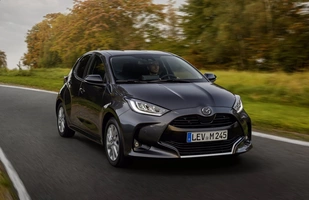 Mazda 2 Hybrid. Tak, to... Toyota Yaris