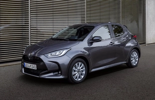 Mazda 2 Hybrid. Tak, to... Toyota Yaris