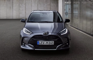 Mazda 2 Hybrid. Tak, to... Toyota Yaris