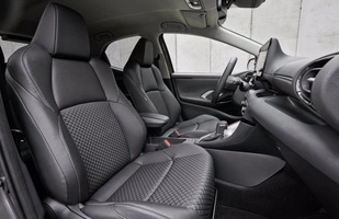 Mazda 2 Hybrid. Tak, to... Toyota Yaris