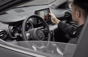 Mazda 2 Hybrid. Tak, to... Toyota Yaris