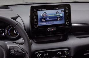 Mazda 2 Hybrid. Tak, to... Toyota Yaris