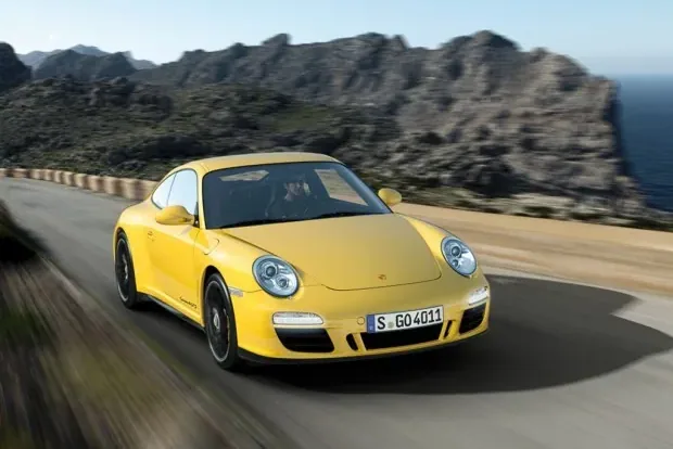 Najnowsze 911 Carrera 4 GTS niewiele odbiega wyglądem od modelu oferowanego w początku lat dziewięćdziesiątych