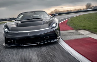 Pininfarina Battista na zdjęciach. Za  kierownicą sam Nick Heidfeld